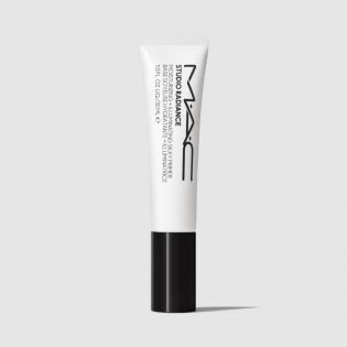 Base soyeuse hydratante et illuminatrice Studio Radiance